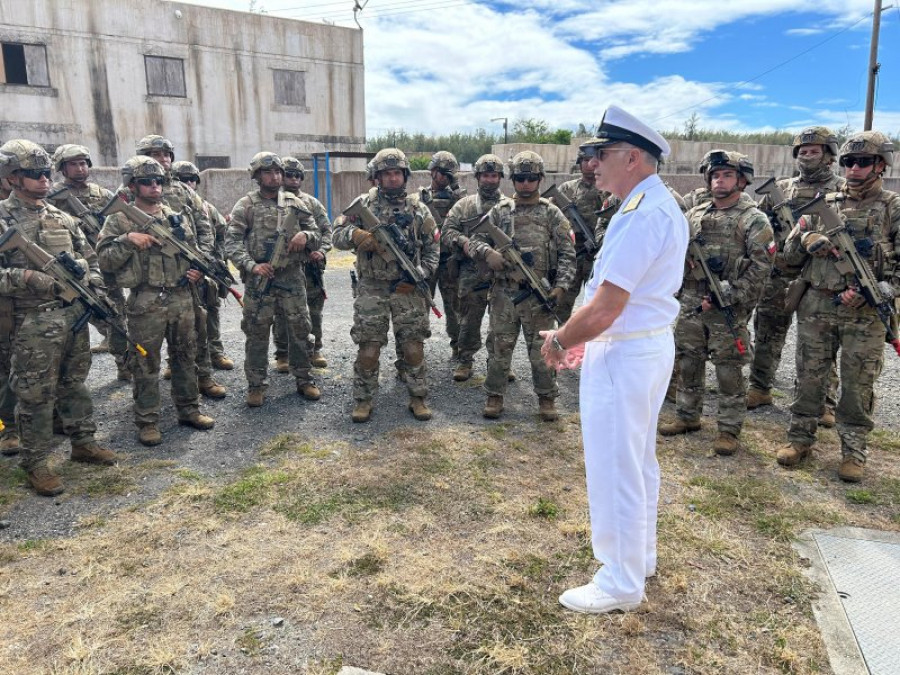 Almirante Juan Andrés De la Maza junto a Infantes de Marina en Rimpac 2024 Firma Armada de Chile