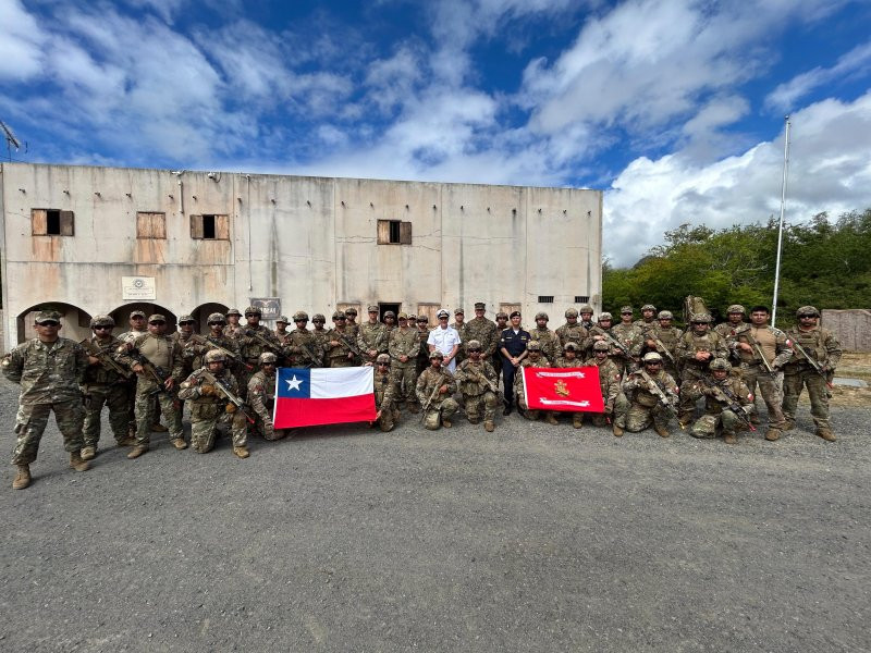 Almirante Juan Andru00e9s De la Maza junto a los integrantes del Pelotu00f3n de Infanteru00eda de Marina que representa a la instituciu00f3n en Rimpac Firma Armada de Chile