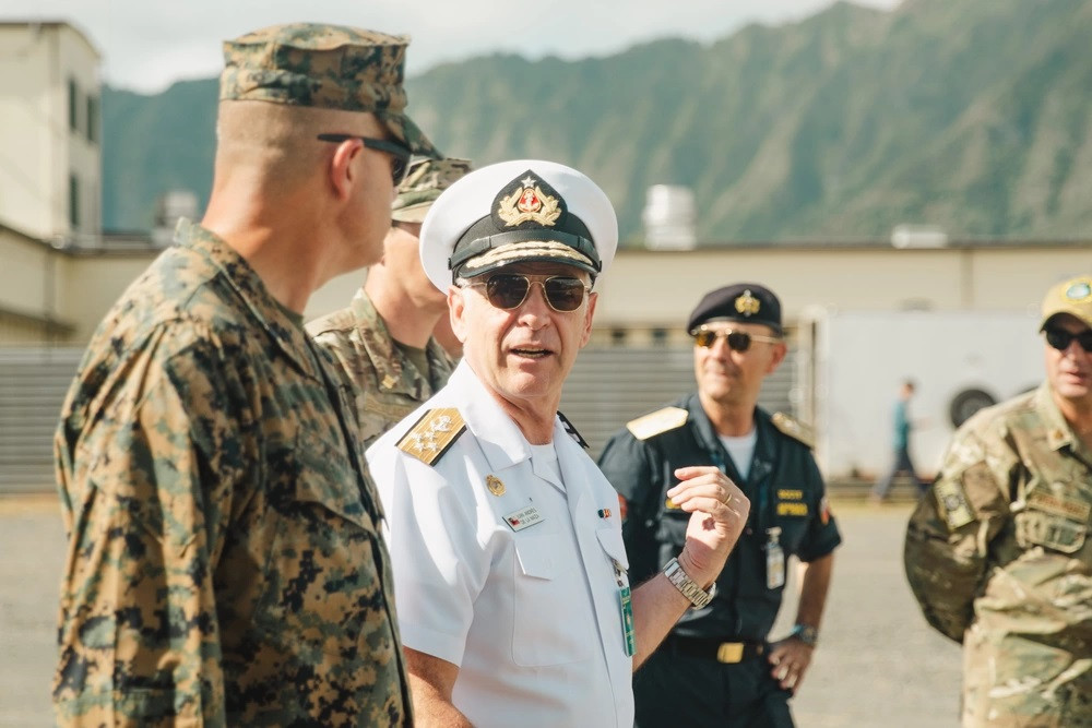 El coronel Caleb Hyatt junto al almirante De la Maza y el comodoro Guerrero de la Armada de Chile en su visita al Marine Corps Training Area Bellows en Waimanalo Hawaii Firma Cpl Luis Agostini USMC