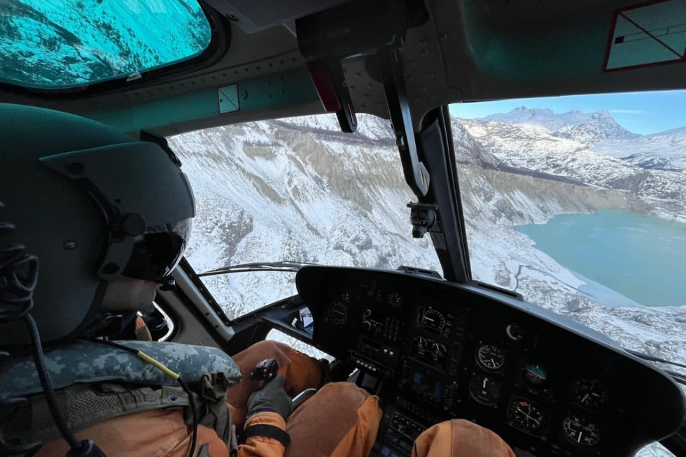 Helicóptero AS350B3 Ecureuil del Pelotón de Aviación Coyhaique operando en la zona del glaciar Calluqueo Firma Ejército de Chile