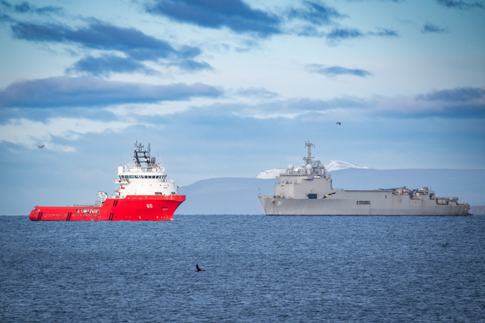 Remolcador ATF 60 Lientur y buque multipropósito LSDH 91 Sargento Aldea en la bahía de Punta Arenas Firma Armada de Chile