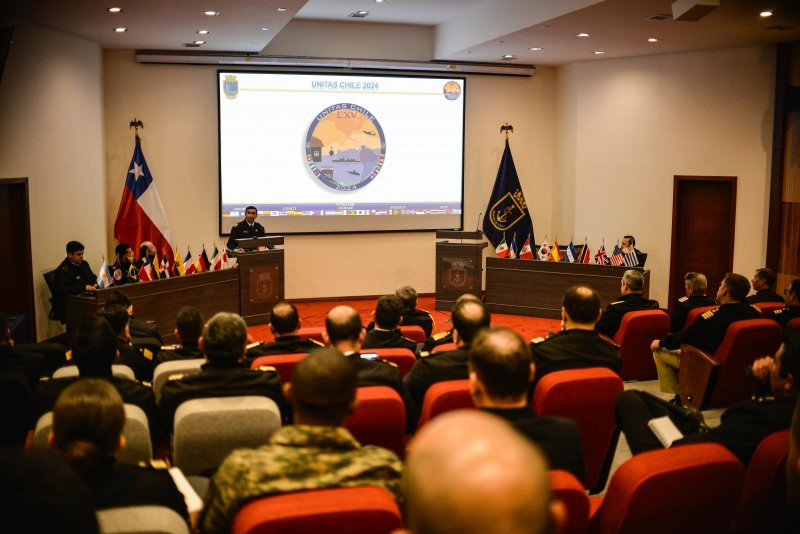 Los representantes en una de las reuniones de la conferencia final de planificaciu00f3n de Unitas 2024 Firma Armada de Chile