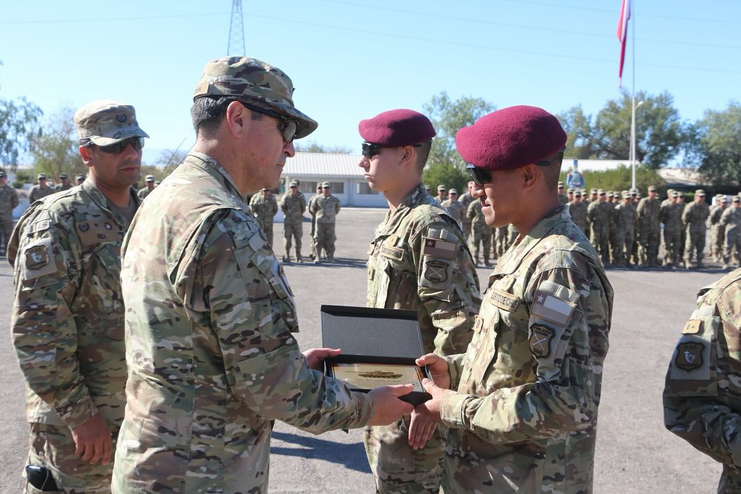 El general Oyarzu00fan entrega un reconocimiento a uno de los SLTP graduado de municionero de tanque Leopard 2A4  Firma 2u00aa Brigada Acorazada Cazadores del Eju00e9rcito de Chile