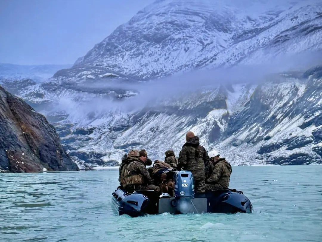 Cordada efectuando infiltraciu00f3n en un bote de goma Pumar en la laguna Calluequeo Firma Destacamento de Montau00f1a Nu00b09 Arauco del Eju00e9rcito de Chile