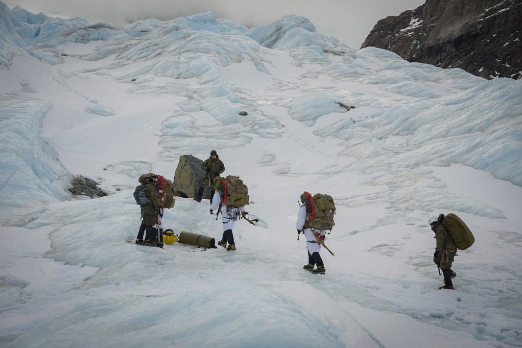 Montau00f1eses avanzando con su equipo durante la competencia en Glaciar Calluqueo Firma Eju00e9rcito de Chile