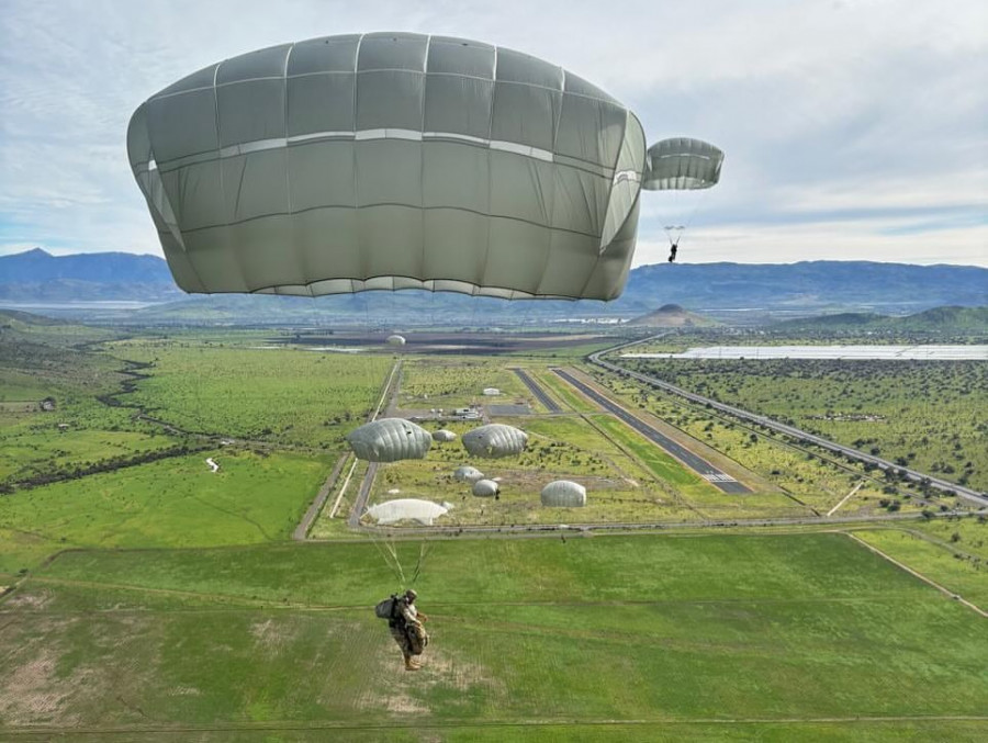 Salto de combate de personal de la BOE Lautaro con paracaídas T 11 en Peldehue Firma Ejército de Chile