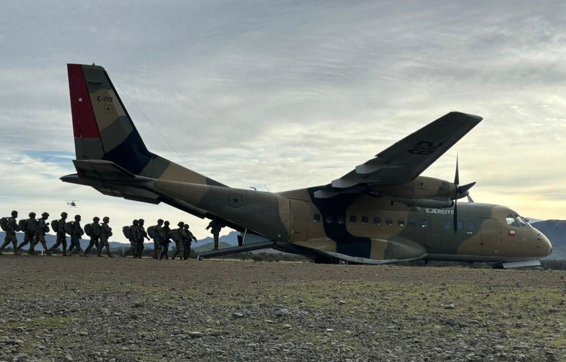 Embarque de los efectivos de la BOE Lautaro en un avión CN 235 100M de la Bave en el aeródromo de Peldehue Firma Ejército de Chile