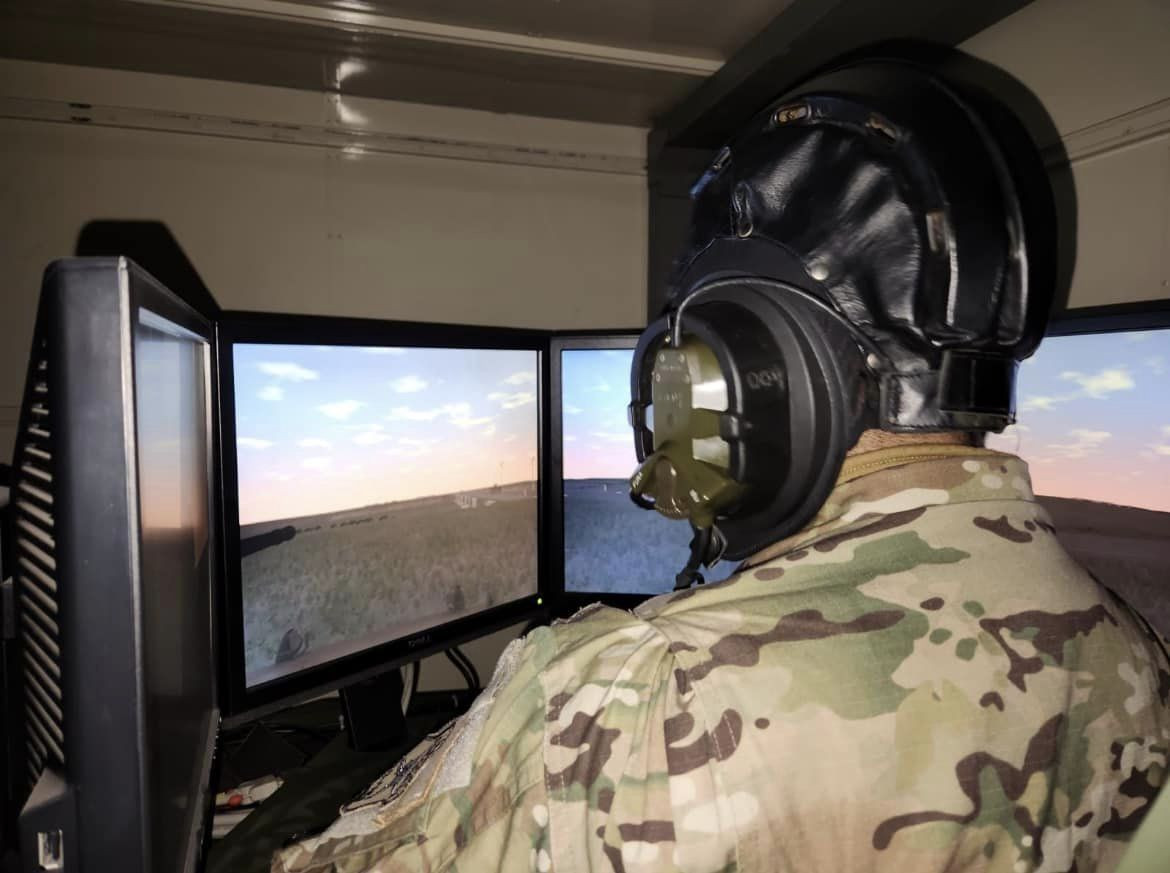 Efectivo del Batallón de Infantería Blindado N°27 Bulnes en entrenamiento en uno de los simuladores del Cecombac Firma 1 Brigada Acorazada Coraceros del Ejército de Chile