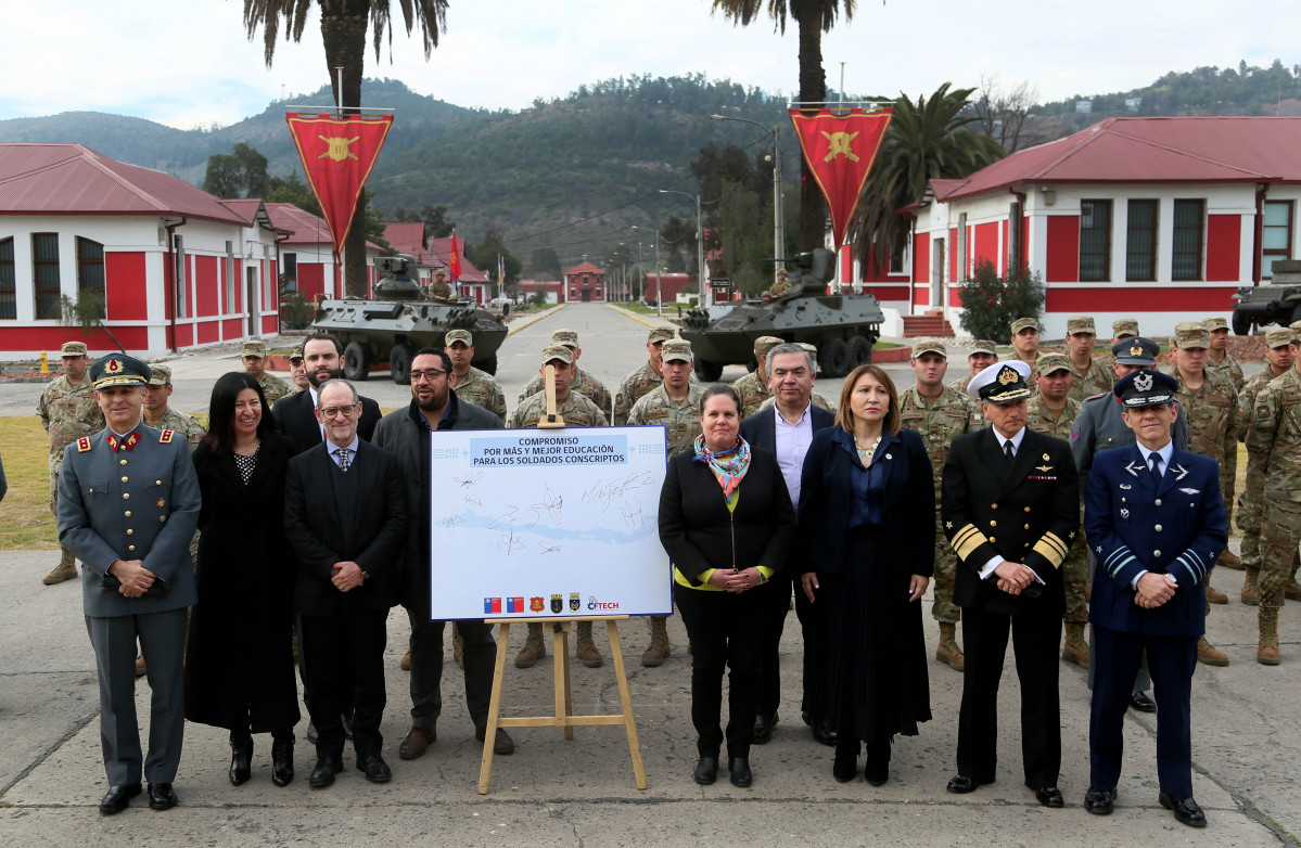 Firma de convenio de continuidad de estudios en Centros de Formación Téncica Estatales para soldados conscriptos del Servicio Militar Foto Ministerio de Defensa Nacional de Chile