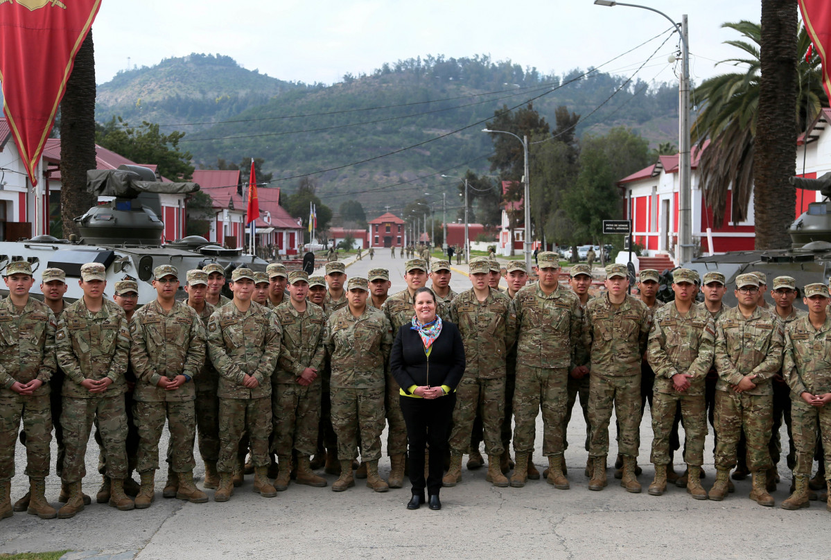 Ministra Maya Fernu00e1ndez junto a soldados conscriptos del Regimiento de Infanteru00eda Nu00b01 Buin  Firma Ministerio de Defensa Nacional de Chile