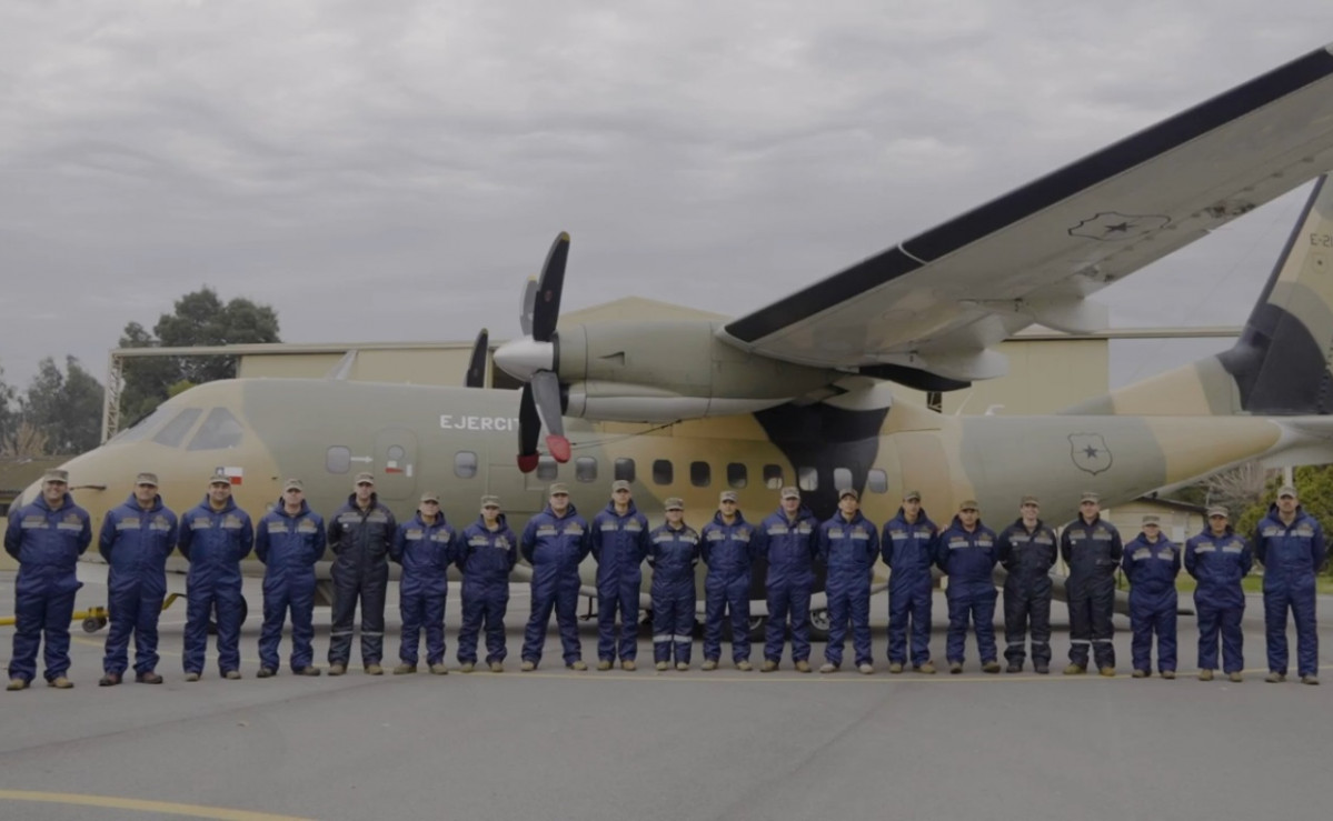 Especialistas que trabaron en el mantenimiento recuperativo mayor del CN 235 100M matrícula E 219 de la Bave Firma Ejército de Chile