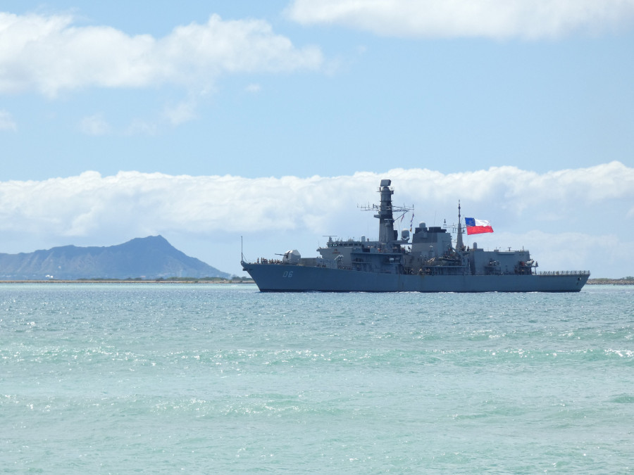 La fragata Almirante Condell regresando a Pearl Harbour tras finalizar la etapa de mar. Firma Cuenta X de Ed Schaefer