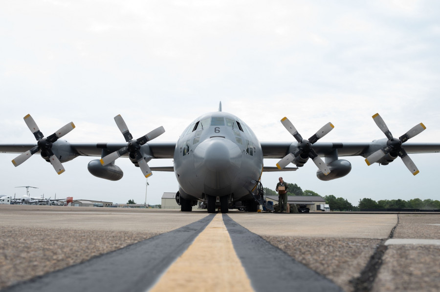 Avión de apoyo al combate Lockheed Martin C 130H Hercules en la base aérea Dover Firma Senior Airman Dieondiere