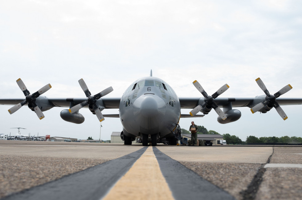 Avión de apoyo al combate Lockheed Martin C 130H Hercules en la base aérea Dover Firma Senior Airman Dieondiere