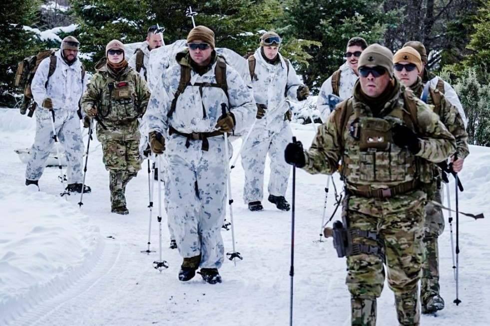 Infantes de Marina del DIM N°4 Cochrane y del USMC en entrenamiento en clima frío en Magallanes Firma Armada de Chile