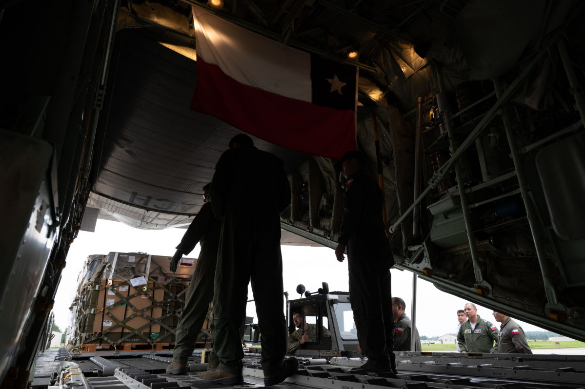 Personal de la FACh en el proceso de carga del C 130H Hercules en la base au00e9rea Dover Firma Senior Airman Dieondiere Jefferies USAF