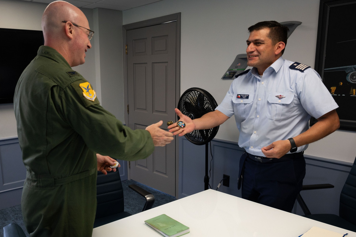 Intercambio de monedas entre el coronel Chris McDonald del 436th Airlift Wing y el coronel Dabor Arbunic de la FACh Firma Senior Airman Dieondiere Jefferies USAF