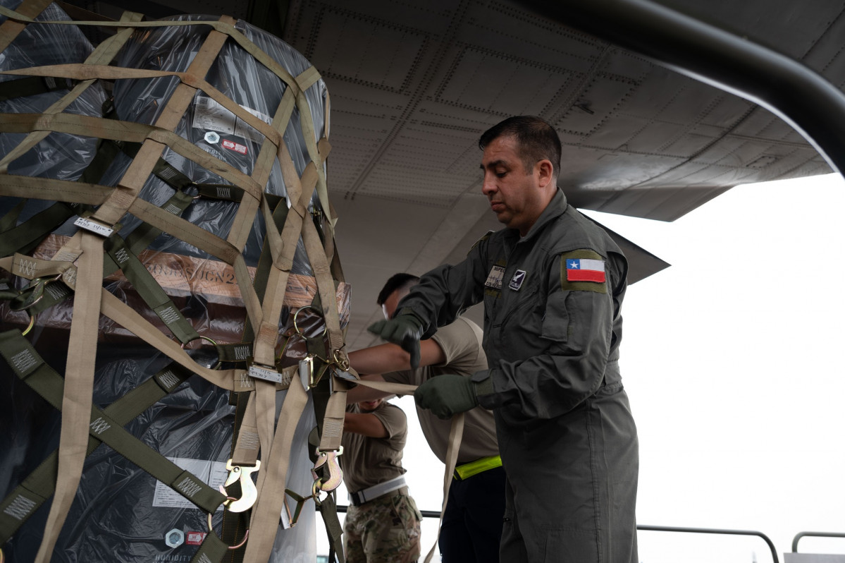 Inspector de C 130H Hercules de la FACh asegura el material en la bodega de carga Firma Senior Airman Dieondiere Jefferies USAF