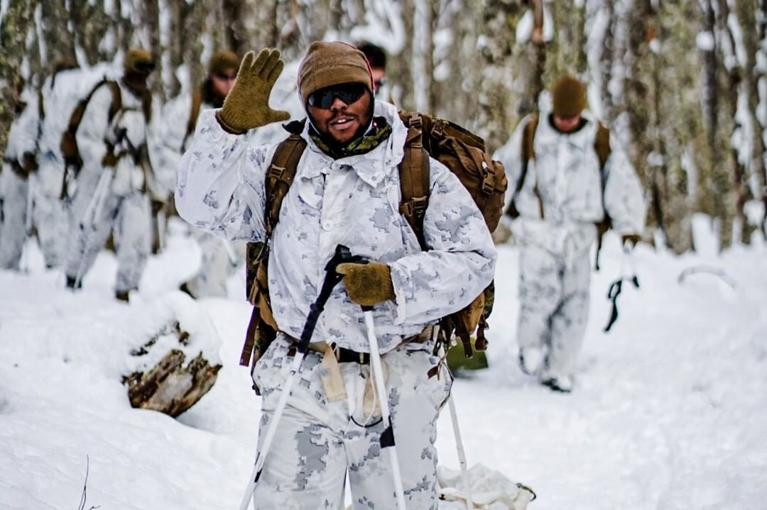 Marines de Estados Unidos desplazu00e1ndose en terreno nevado con esquu00eds en el entrenamiento efectuado en Magallanes Firma Armada de Chile