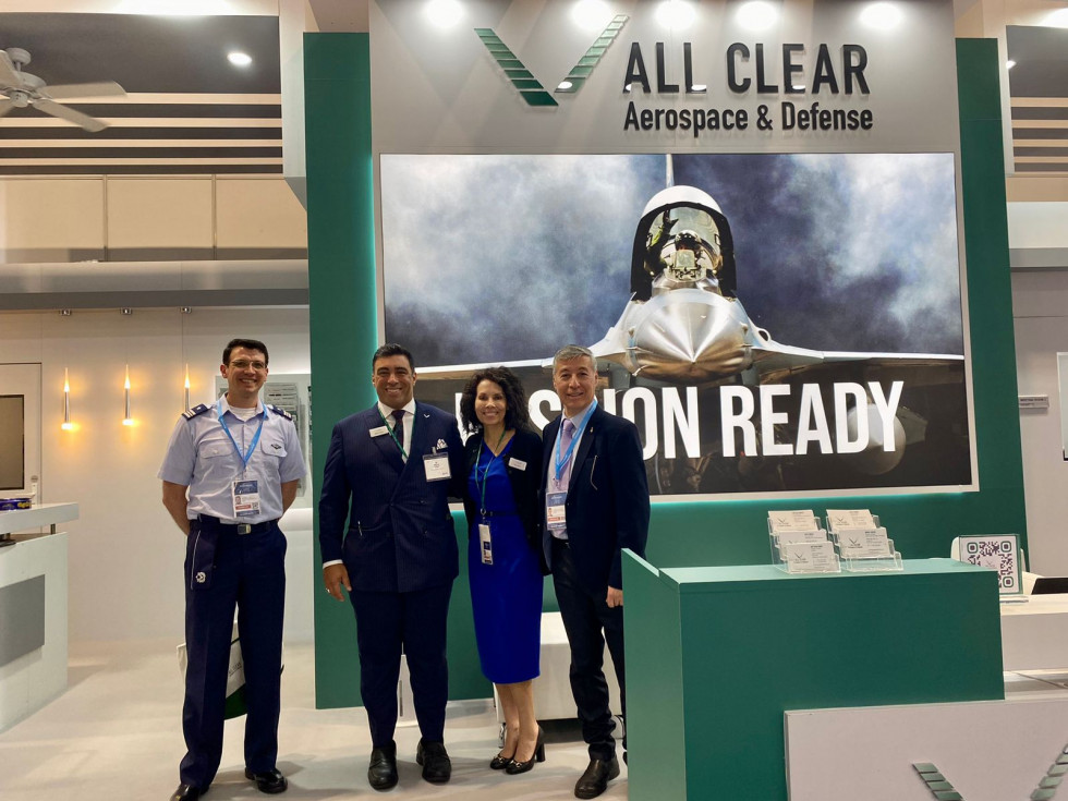 Representantes de la feria aeroespacial de defensa y seguridad de Chile con ejecutivos de All Clear Firma Fidae