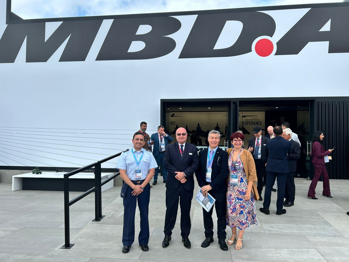 El coronel de aviaciu00f3n Carlos Salazar y el ejecutivo comercial Patricio Acevedo junto a representantes de MBDA en FIA 2024 Firma Fidae