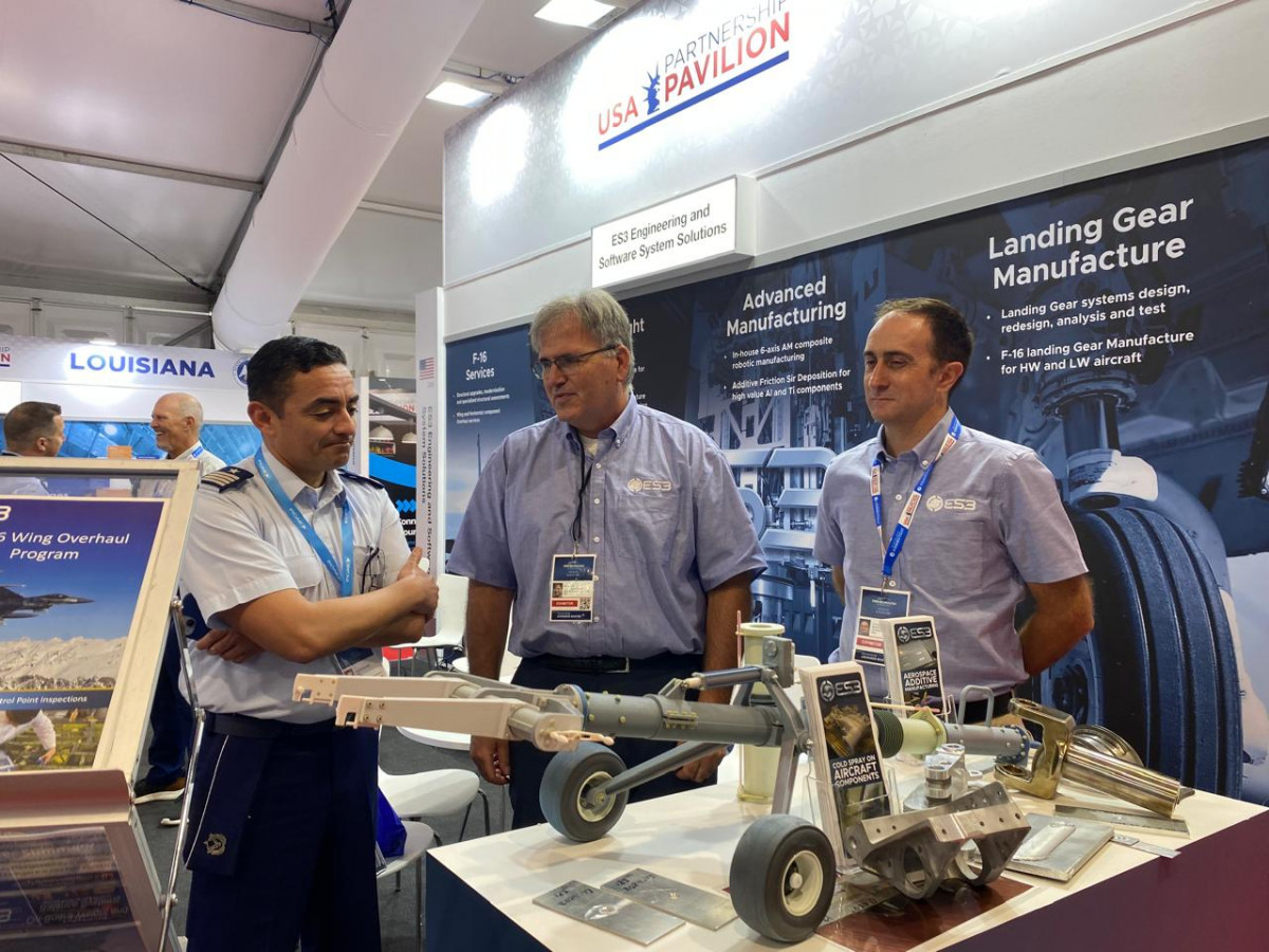 El coronel de aviaciu00f3n Carlos Salazar en su visita al stand de la empresa ES3 de Estados Unidos en FIA 2024 Firma Fidae