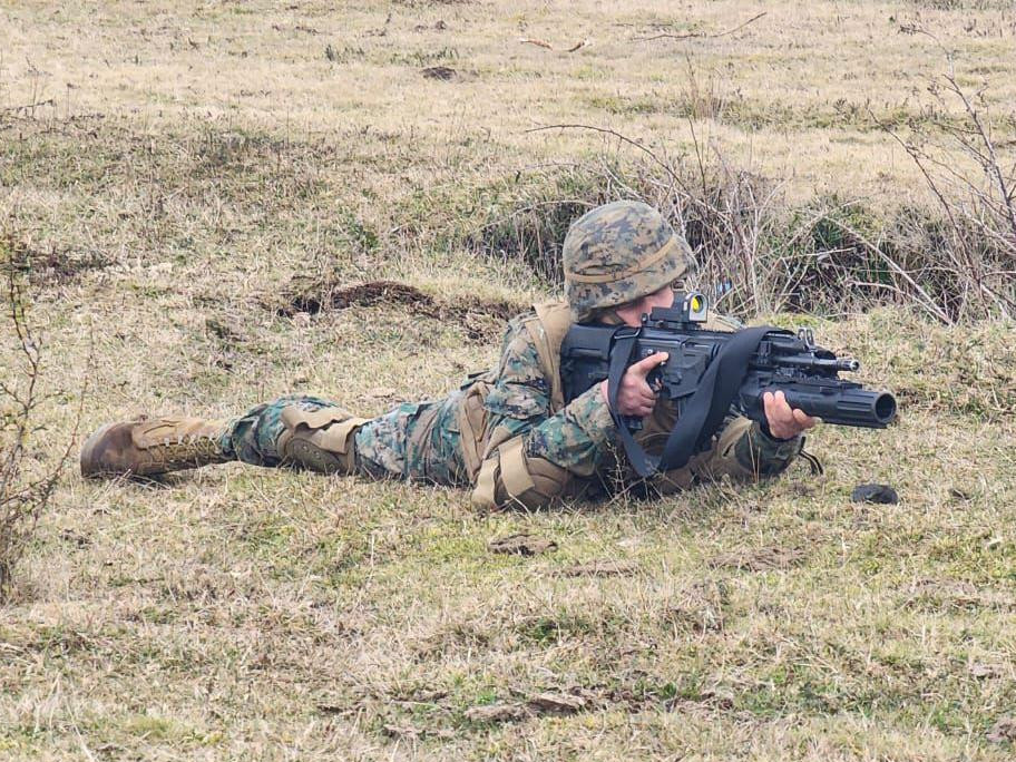 Soldado conscripto del Batallu00f3n de Infanteru00eda del Regimiento Nu00b012 Sangra con fusil de asalto IWI Galil ACE 22 N C equipado con mira Meprolight Mepro M21 Firma Eju00e9rcito de Chile