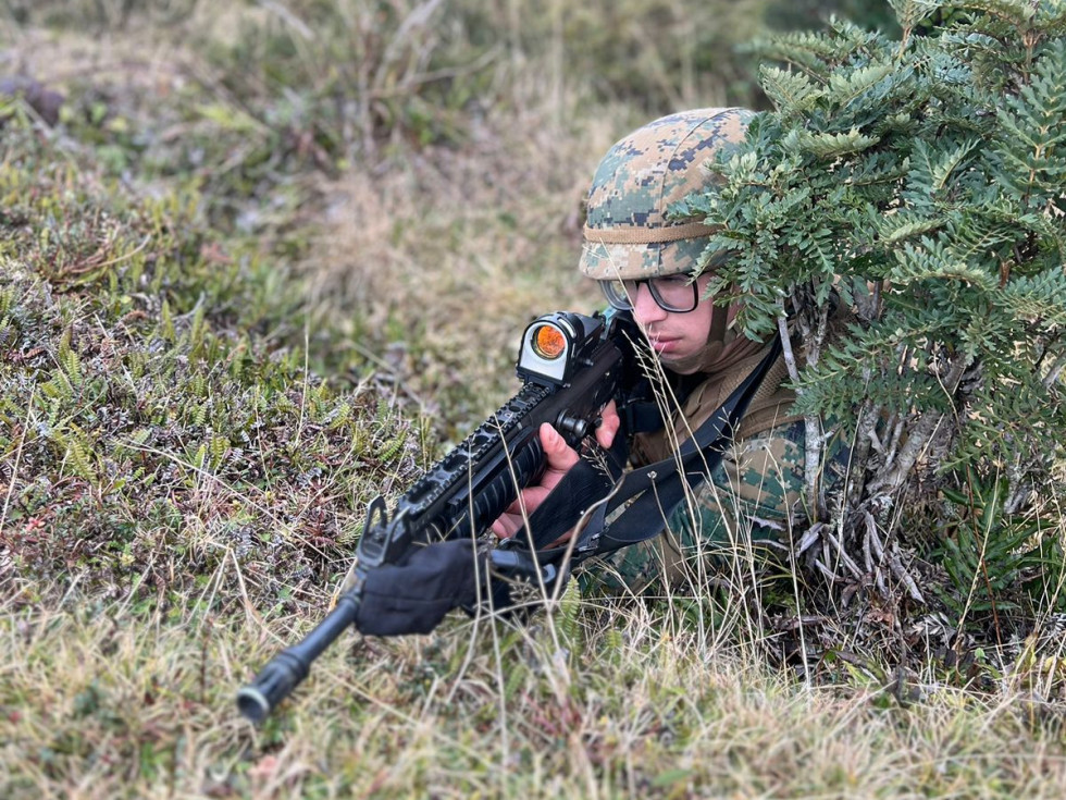 Soldado conscripto del Regimiento N°12 Sangra en ejercicio con fusil de asalto IWI Galil ACE 22 N C equipado con mira Mepro M21. Firma Ejército de Chile