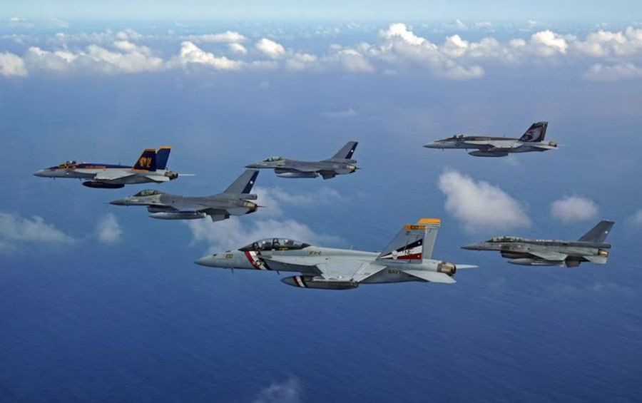 Aviones  F 16 Fighting Falcon chilenos y F 18 de la US Navy en el ejercicio Blue Sky V efectuado en 2015 Firma FACh