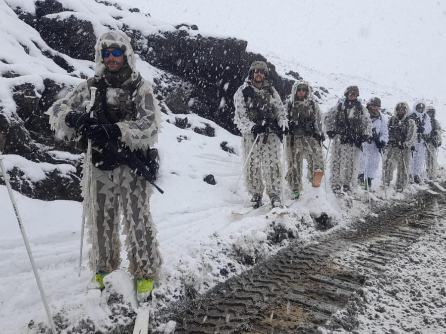 Efectivos de la Compañía de Esquiadores Escaladores 1 64 del Ejército de Tierra de España en el ejercicio de combate invernal Rayenco Firma Ejército de Chile