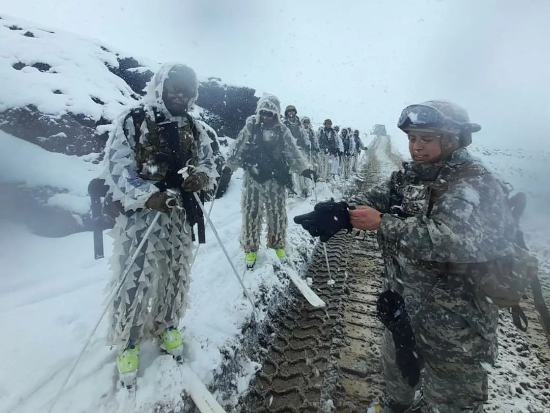 Los esquiadores escaladores espau00f1oles efectuando una marcha con esquu00eds en terreno nevado Firma Destacamento de Montau00f1a Nu00b017 Los u00c1ngeles del Eju00e9rcito de Chile