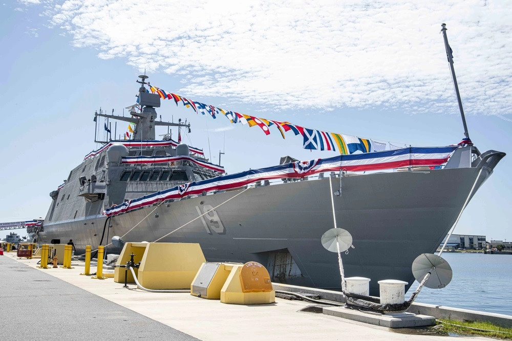 Ceremonia de comisionamiento del USS St. Louis (LCS 17) Firma Specialist 2nd Class Alana Langdon US Navy