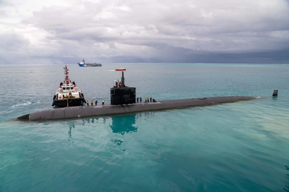 Submarino nuclear de ataque USS Hampton (SSN 767) Firma Mass Communication Specialist 1st Class Charlotte C. Oliver US Navy