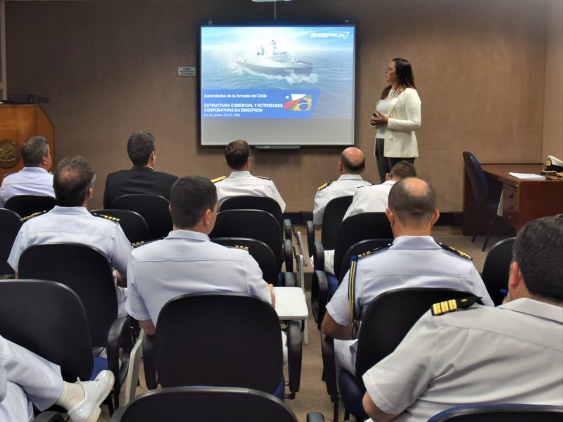 Eliane Almeida efectuando la presentaciu00f3n a la delegaciu00f3n naval chilena Firma Empegron