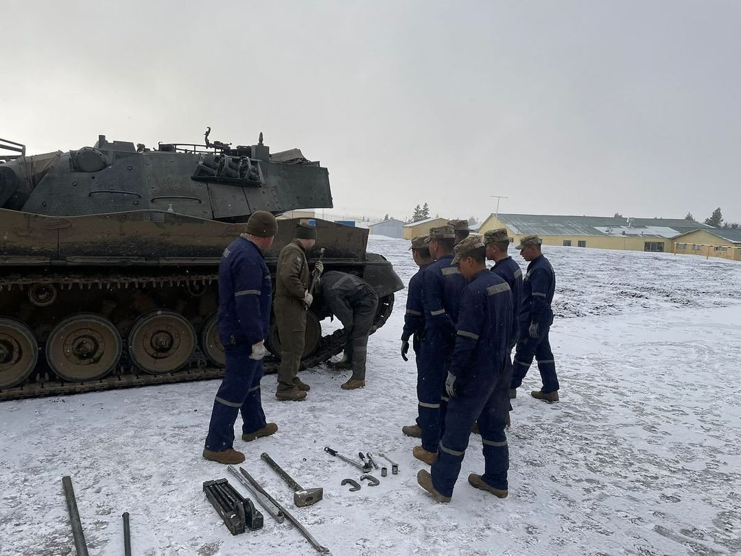 Alumnos en el mu00f3dulo de mantenimiento de tanque Leopard 1V Firma Escuela de Caballeru00eda Blindada del Eju00e9rcito de Chile