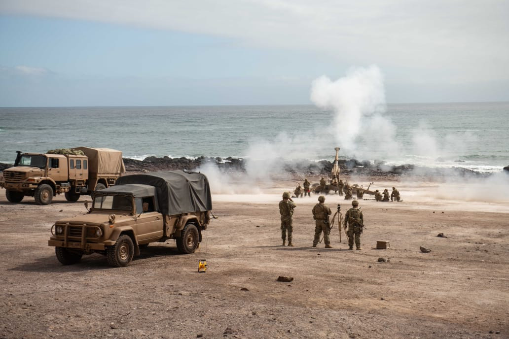 Artilleros Infantes de Marina disparando una pieza G4 de 155 mm en la visita del almirante De la Maza al DIM Nu00b01 Lynch Firma Armada de Chile