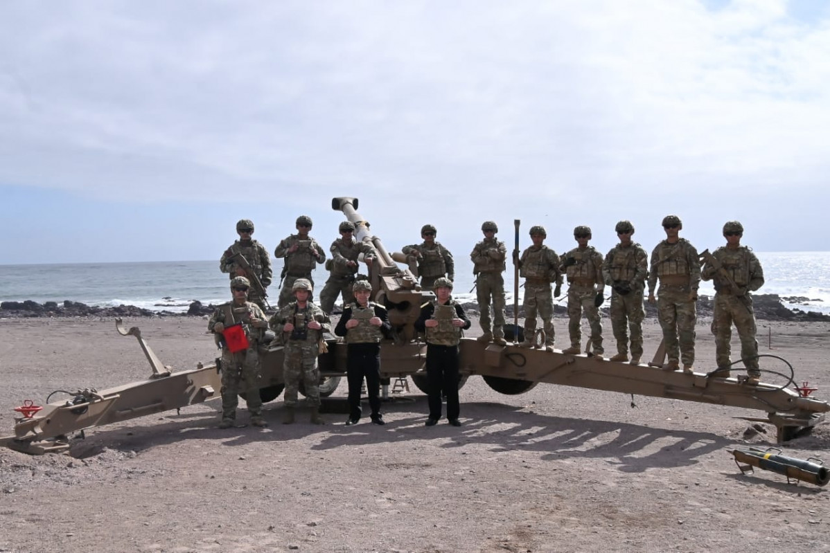 El almirante De la Maza y el contraalmirante Zoppi con los artilleros de una pieza G4 de 155 mm del DIM Nu00b01 Lynch Firma Armada de Chile