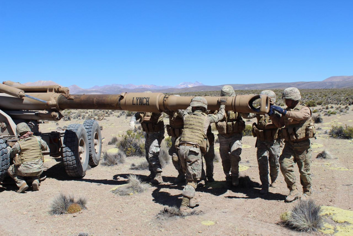 Artilleros del DIM Nu00b01 Lynch en entrenamiento de tiro en el Altiplano de la Regiu00f3n de Tarapacu00e1 Firma Armada de Chile