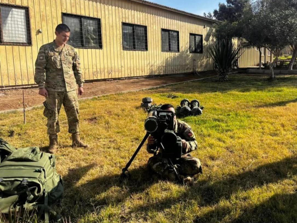 Operador de la Agrupación de Comandos N°6 Lientur en instrucción con un lanzador de misil Spike LR Firma 1 Brigada Acorazada Coraceros del Ejército de Chile