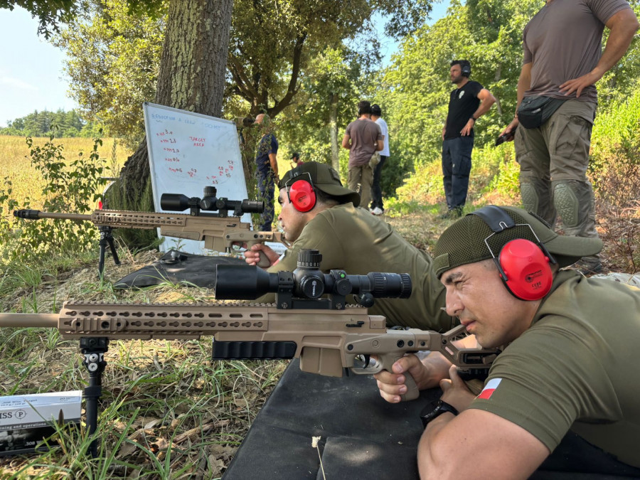 Personal del GOPE en el curso de francotirador dictado por el  Gruppo di Intervento Speciale (GIS) del Arma dei Carabinieri de Italia Firma Carabineros de Chile