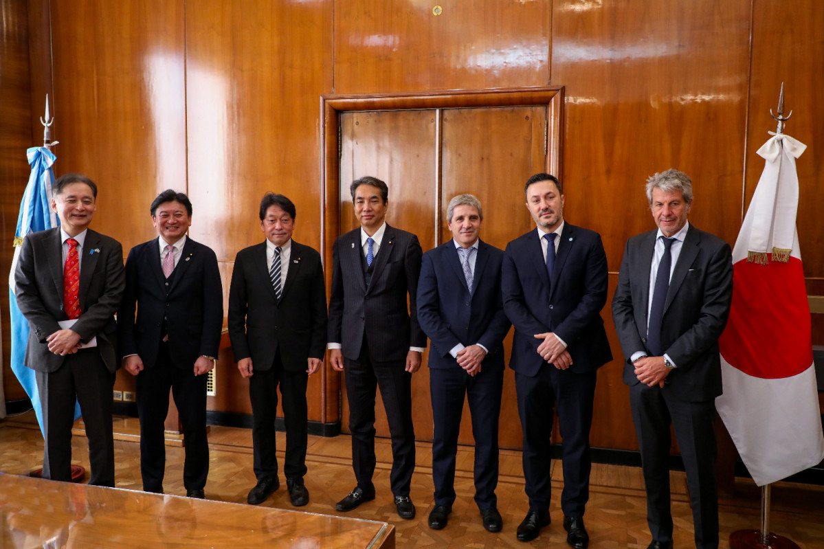 Petri y Caputo  junto con comitiva japonesa