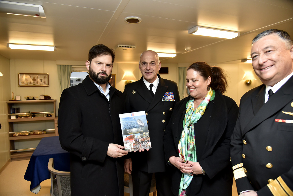 El presidente Gabriel Boric con una copia de la primera versiu00f3n de la Polu00edtica Nacional de Construcciu00f3n Naval Firma Armada de Chile