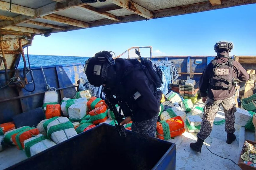 Operadores del GRI revisando una embarcaciu00f3n pesquera Firma Armada de Chile