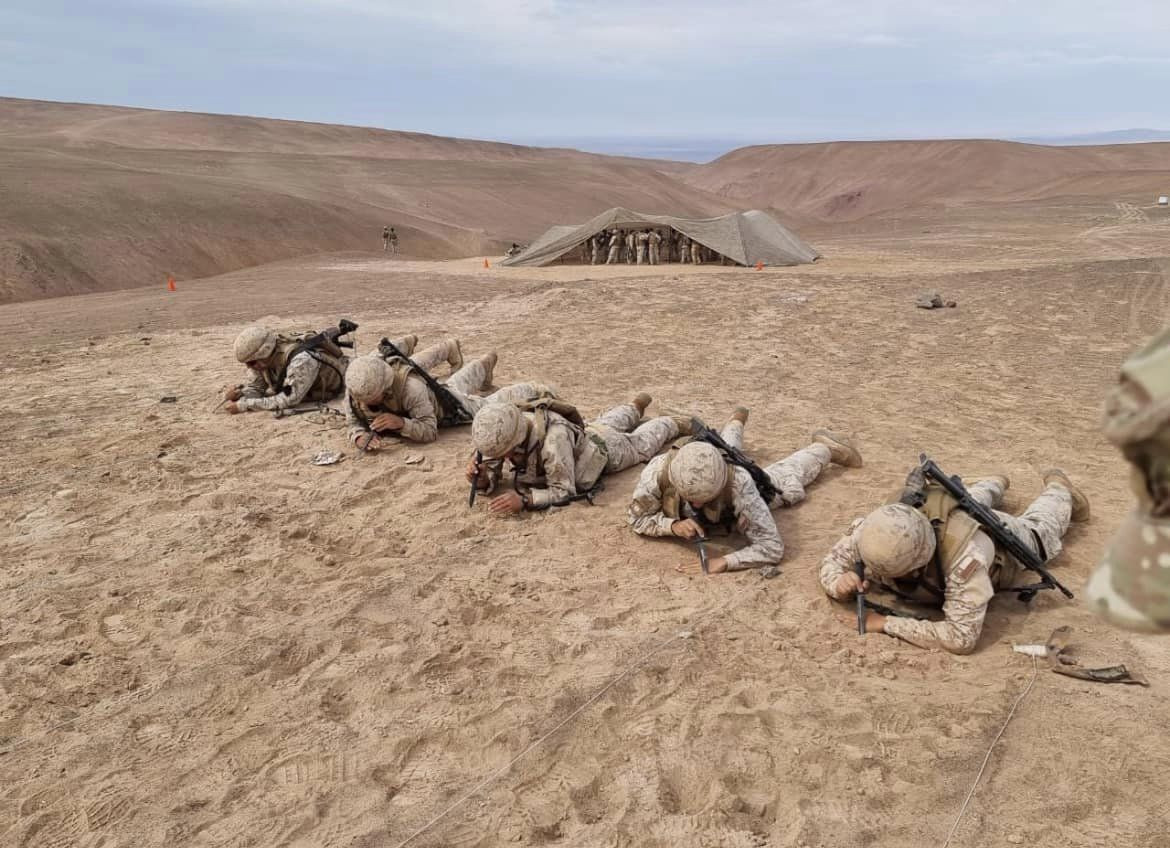 Ingenieros en entrenamiento de campo minado Firma 1ª Brigada Acorazada Coraceros del Ejército de Chile