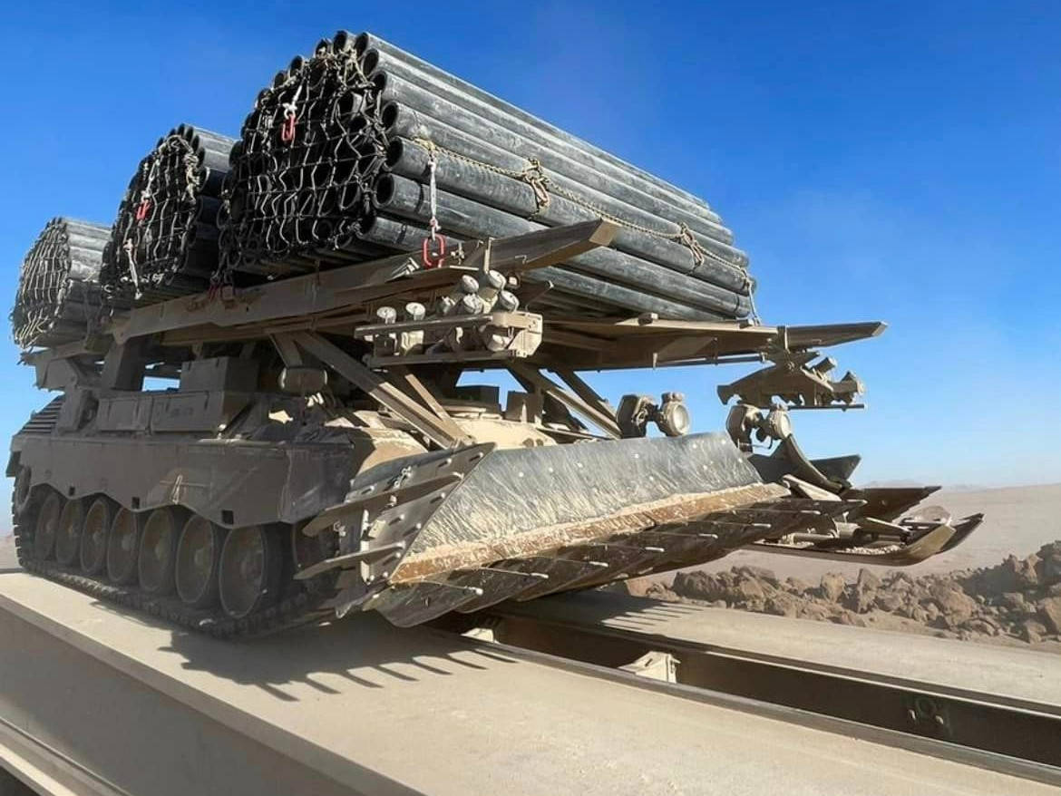 Vehu00edculo de combate de ingenieros abridor de brechas y lanza de fajinas de tubo cruzando por un puente desplegado por un vehu00edculo Leguan  Firma 1u00aa Brigada Acorazada Coraceros del Eju00e9rcito de Chile