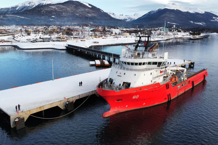 ATF 60 Lientur en Puerto Williams Firma Armada de Chile