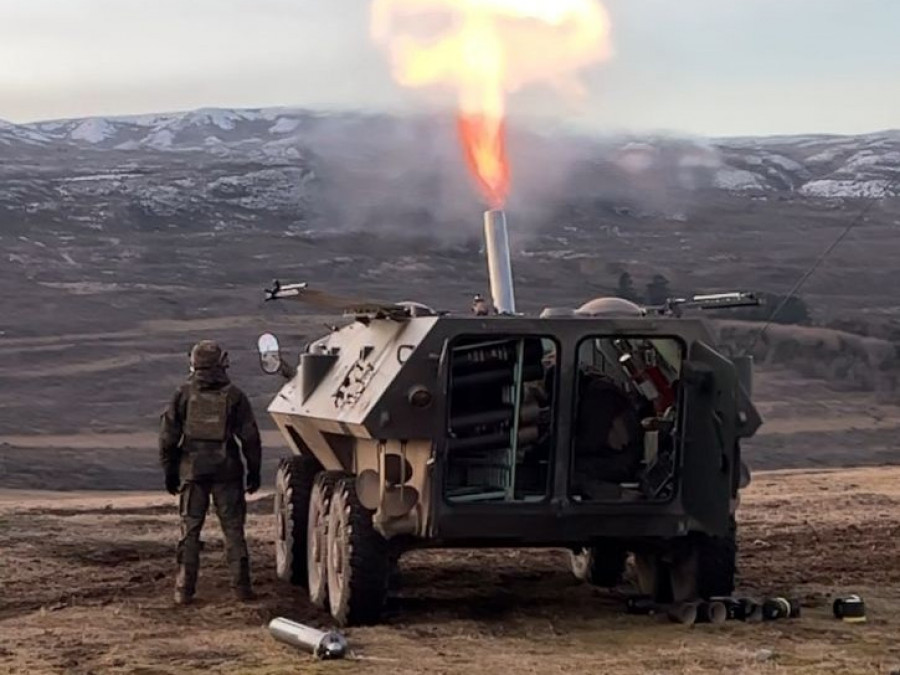 Disparo de mortero de 120 mm desde un carro Mowag Piraña 6x6 en un ejercicio en la Región de Magallanes y Antártica Chilena Firma Ejército de Chile