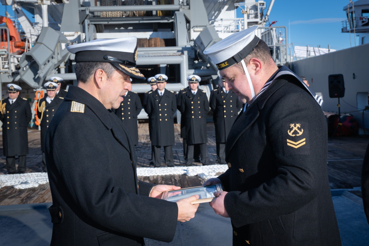 El contraalmirante Jorge Castillo entrega el premio Espu00edritu Lientur al cabo 1u00b0 Josu00e9 Guzmu00e1n Firma Armada de Chile