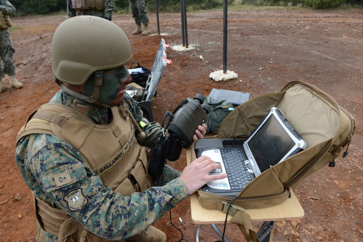 Artillero utilizando el sistema de control de fuego Combat NG durante un ejercicio en el Campo de Instrucciu00f3n y Entrenamiento General Bari de Linares Firma Eju00e9rcito de Chile