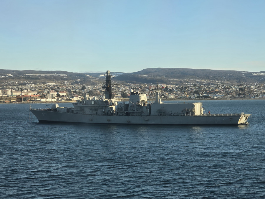 Fragata FF 07 Almirante Lynch en la bahía de Punta Arenas Firma Armada de Chile